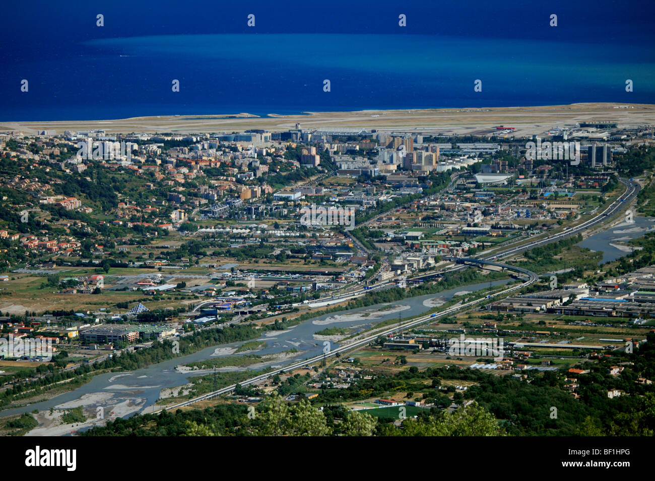 La valle del Var e la costa mediterranea vicino alla città di Nizza Foto Stock