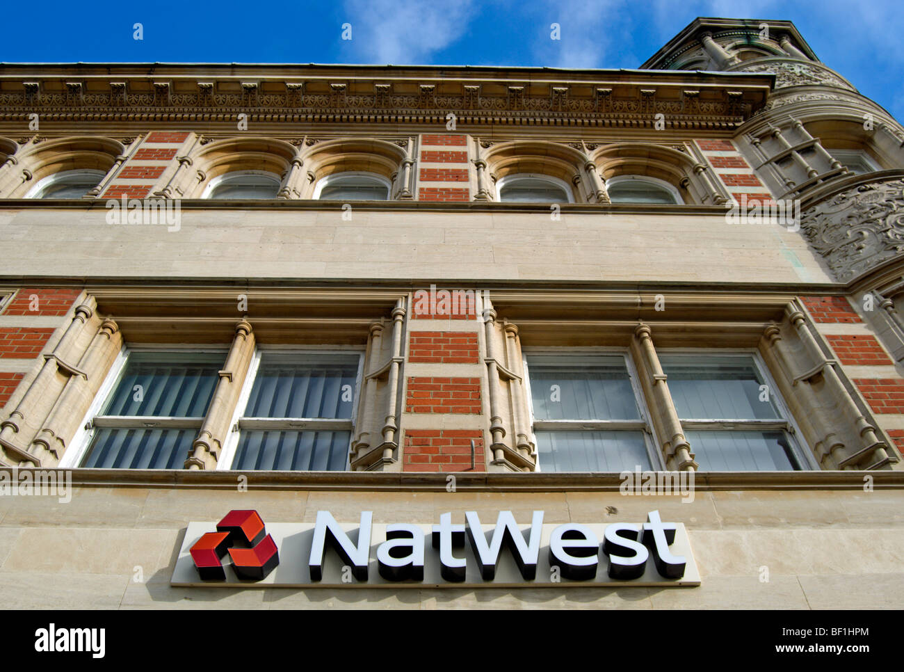 Natwest Bank in Wimbledon Village, a sud-ovest di Londra, Inghilterra, occupando un 1895 edificio progettato da cheston e perkin Foto Stock