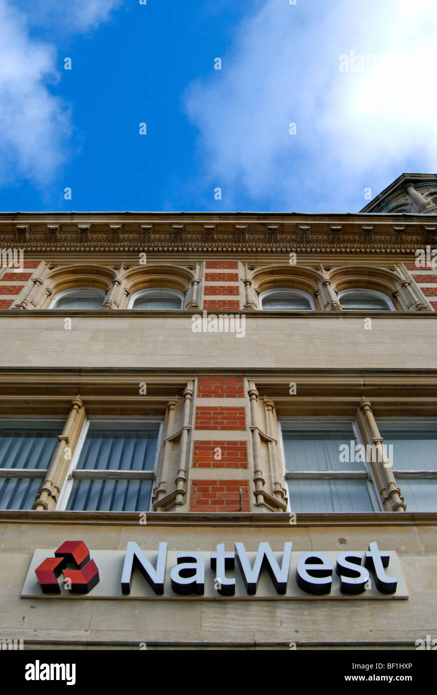Natwest Bank in Wimbledon Village, a sud-ovest di Londra, Inghilterra, occupando un 1895 edificio progettato da cheston e perkin Foto Stock
