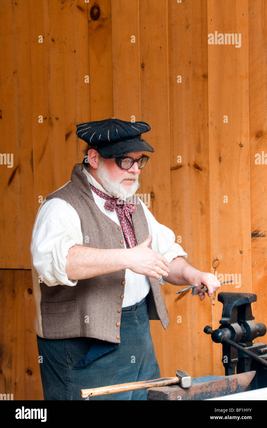 Il fabbro dando una dimostrazione presso Olde Sturbridge Village a Sturbridge, Massachusetts Foto Stock