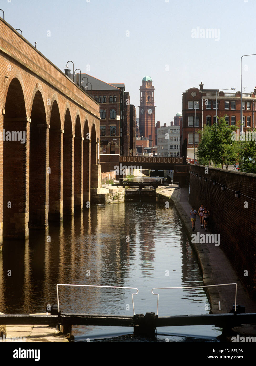 Regno Unito, Inghilterra, Manchester Bridgewater Canal che corre attraverso la città Foto Stock