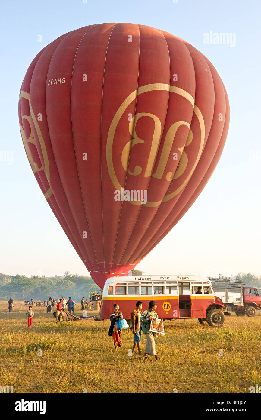 Ballons su Bagan con bus privato, Myanmar. Foto Stock
