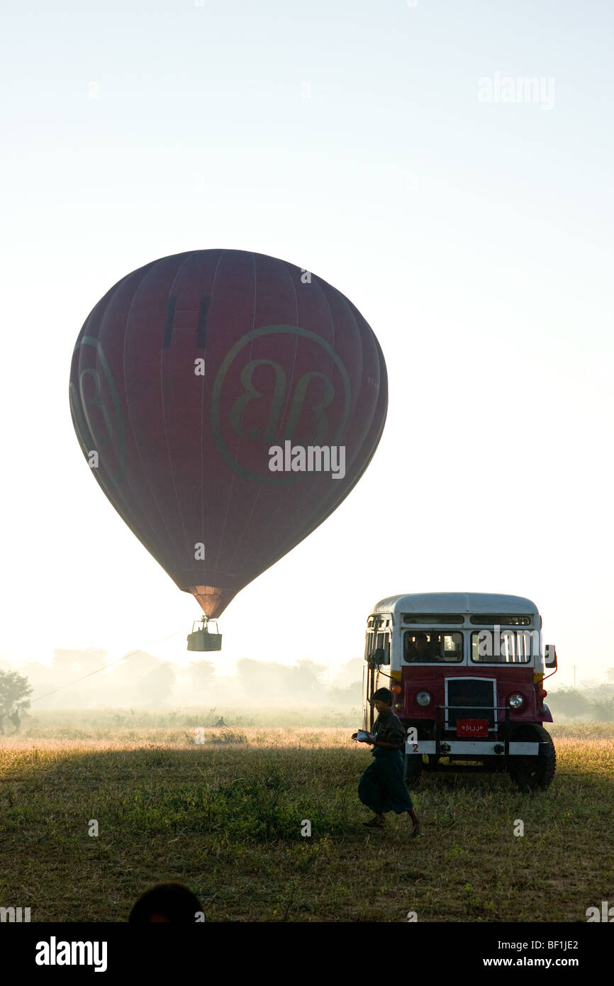 Ballons su Bagan con bus privato, Myanmar. Foto Stock