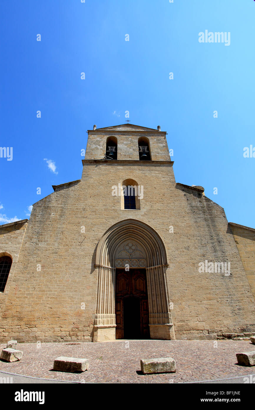 La cattedrale di Notre Dame de Beaulieu cattedrale del villaggio di Cucuron Foto Stock