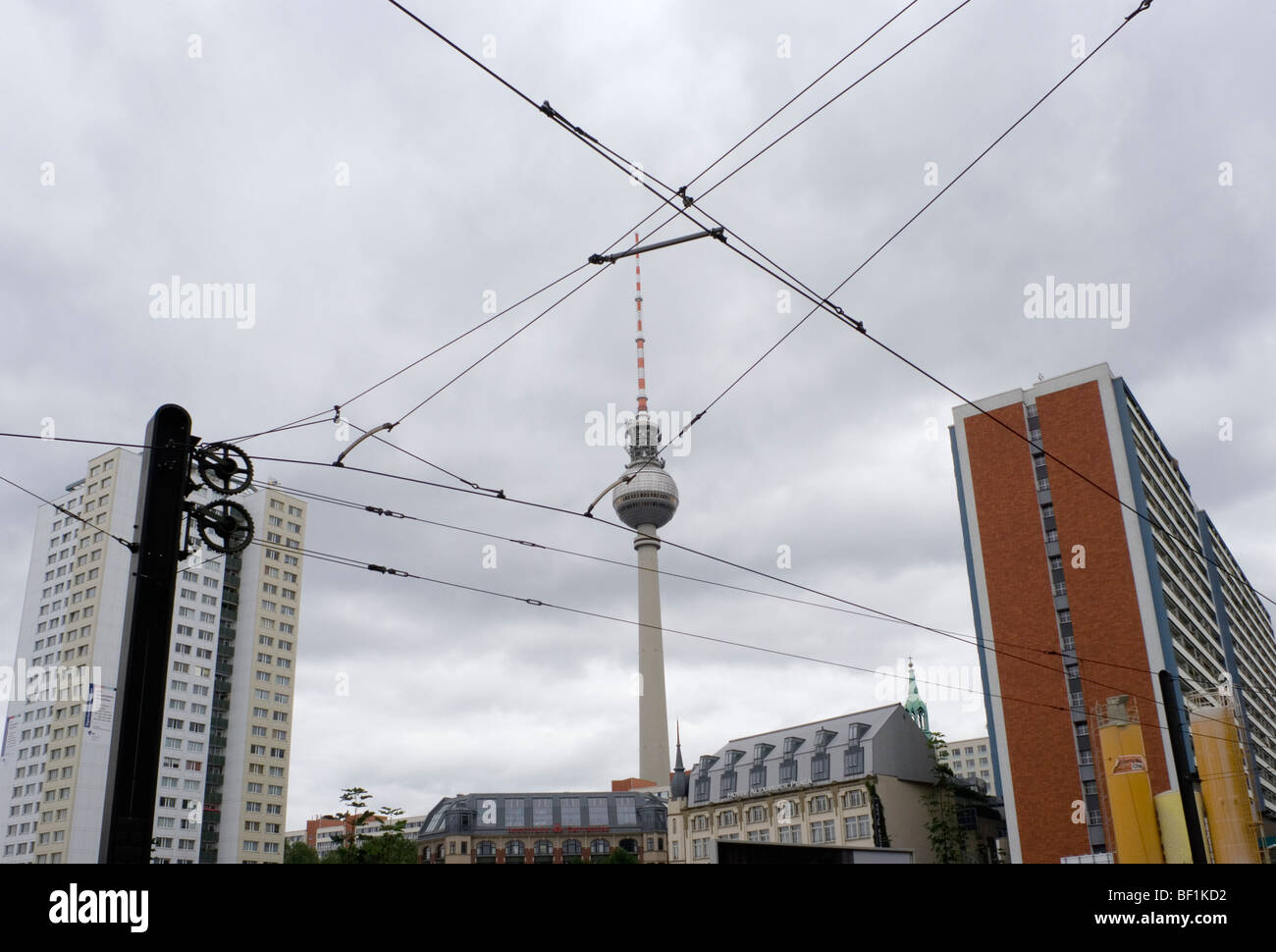 Le linee di tram e Fernsehturm - Berlino - Germania Foto Stock