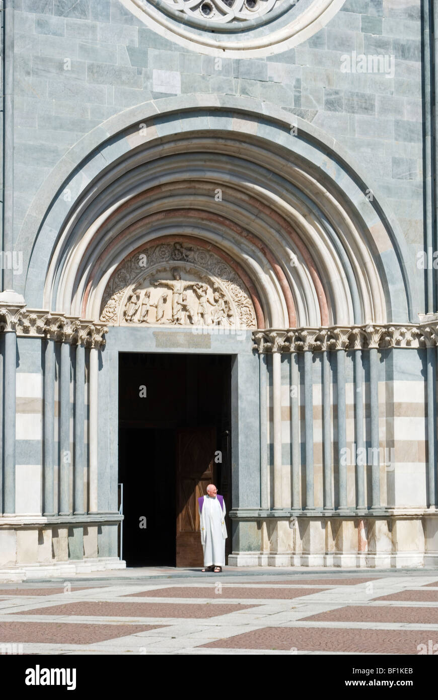 Sacerdote all'ingresso di Sant'Andrea abbey a Vercelli - Piemonte - Italia Foto Stock