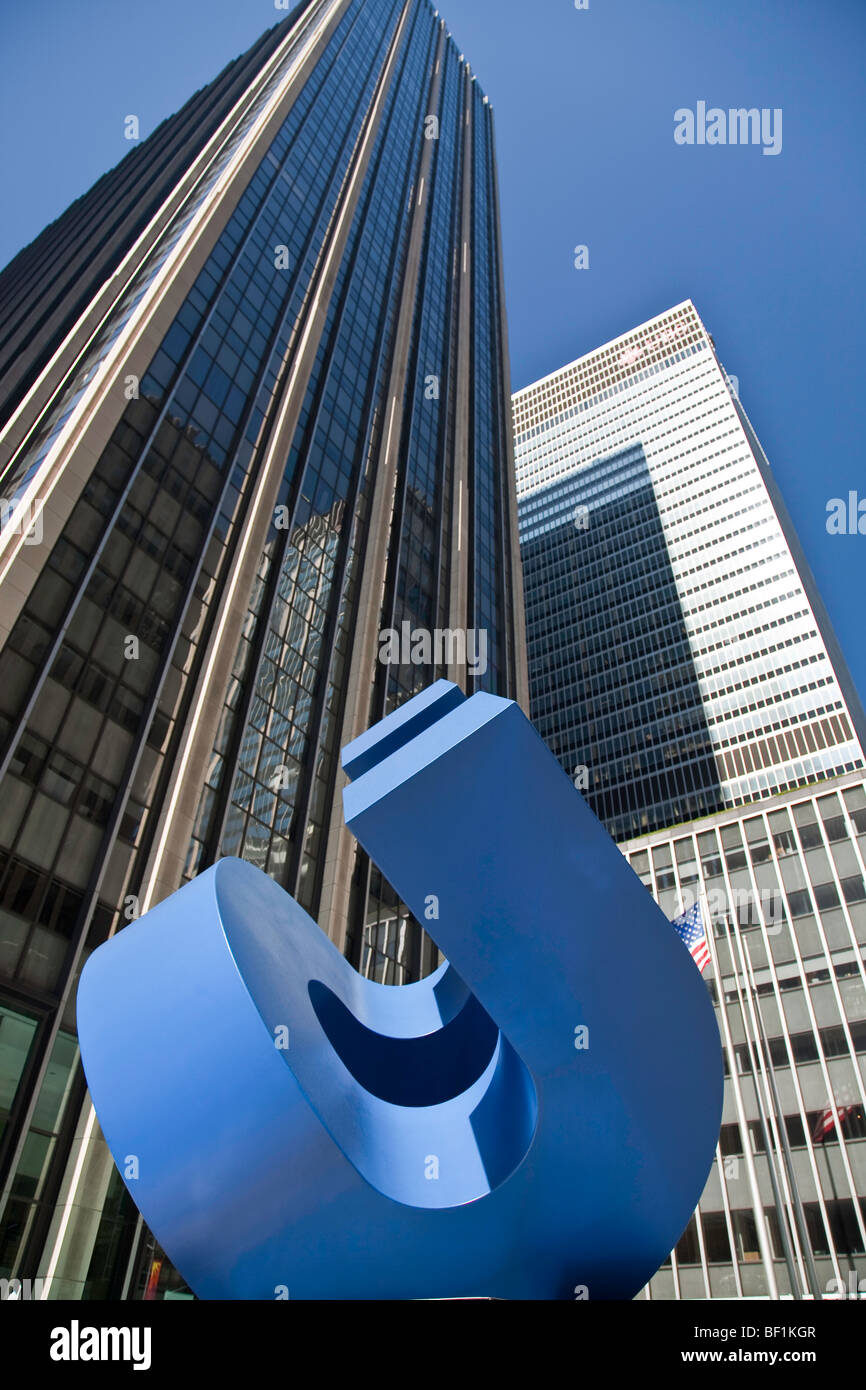 Tempo Life Building, 6th Avenue e la curva a forma di cubo scultura, NYC Foto Stock