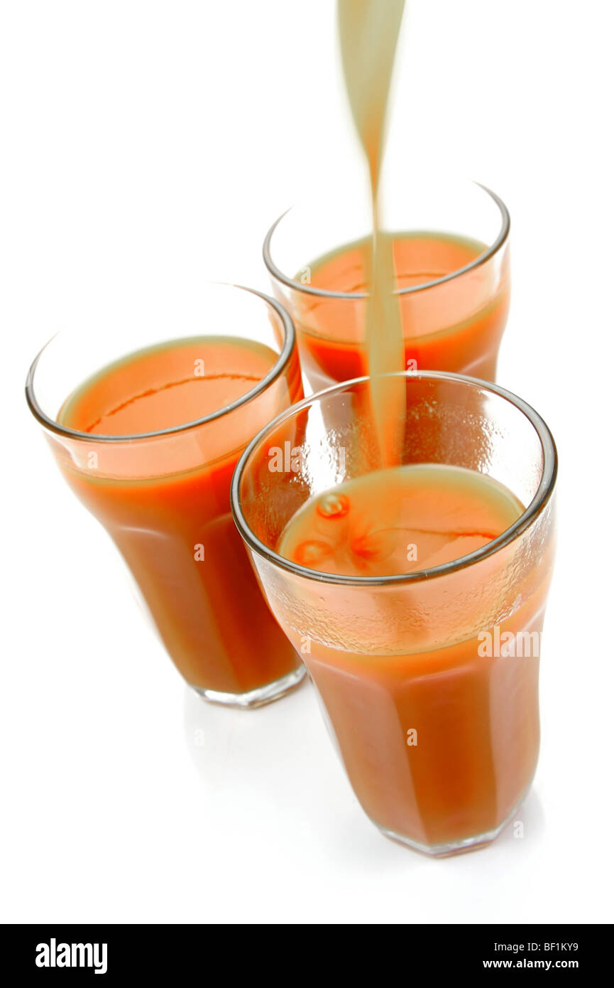 I succhi di pomodoro isolata contro uno sfondo bianco Foto Stock