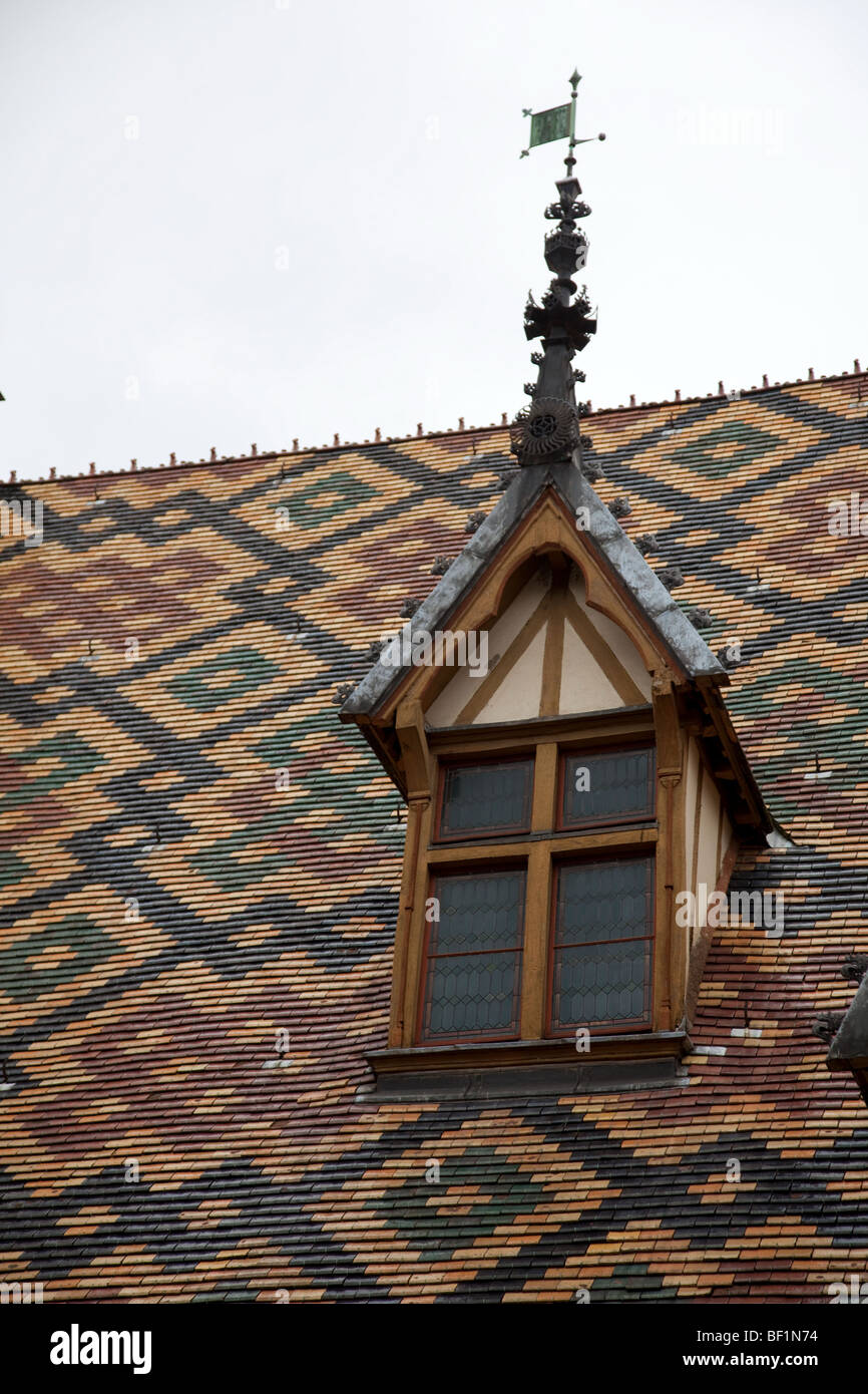 Francia, Beaune, l'ospedale medievale di Saint-Esprit - medievale tetto colorato Foto Stock