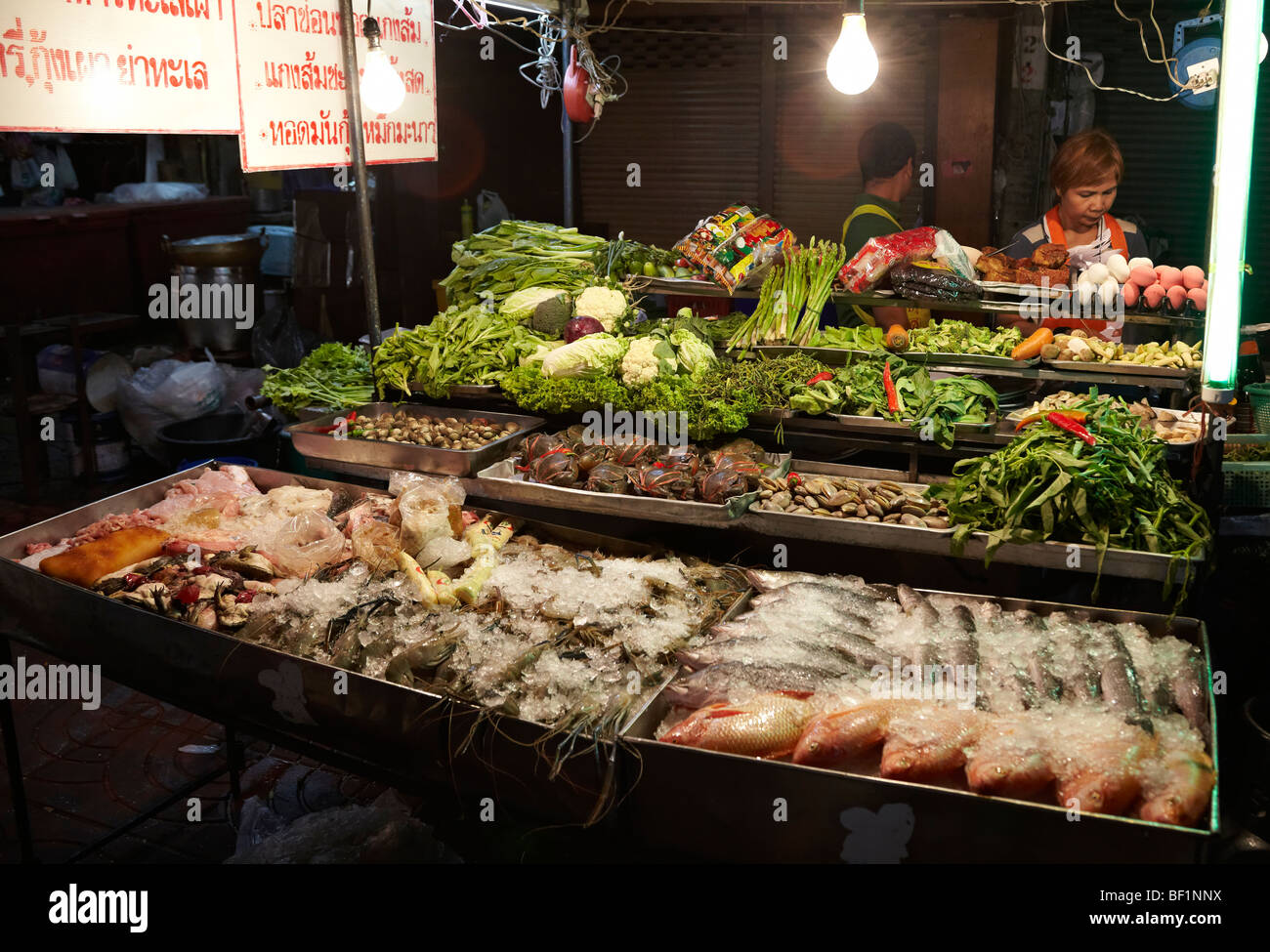 Pressione di stallo di mercato e street cibo viene preparato nella Chinatown di Bangkok, Thailandia. Foto Stock