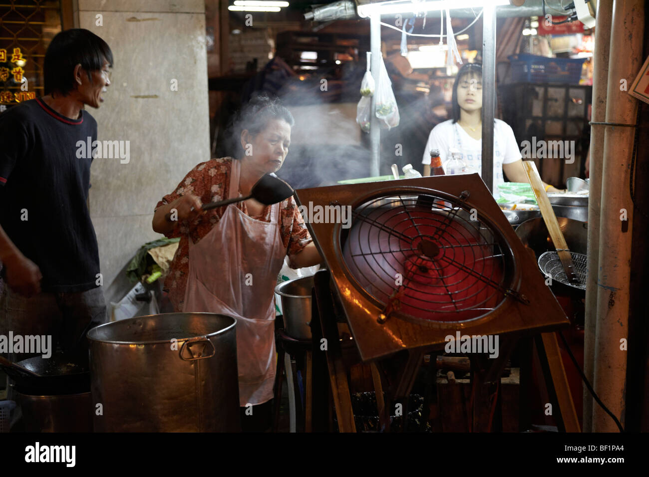 Pressione di stallo di mercato e street cibo viene preparato nella Chinatown di Bangkok, Thailandia. Foto Stock