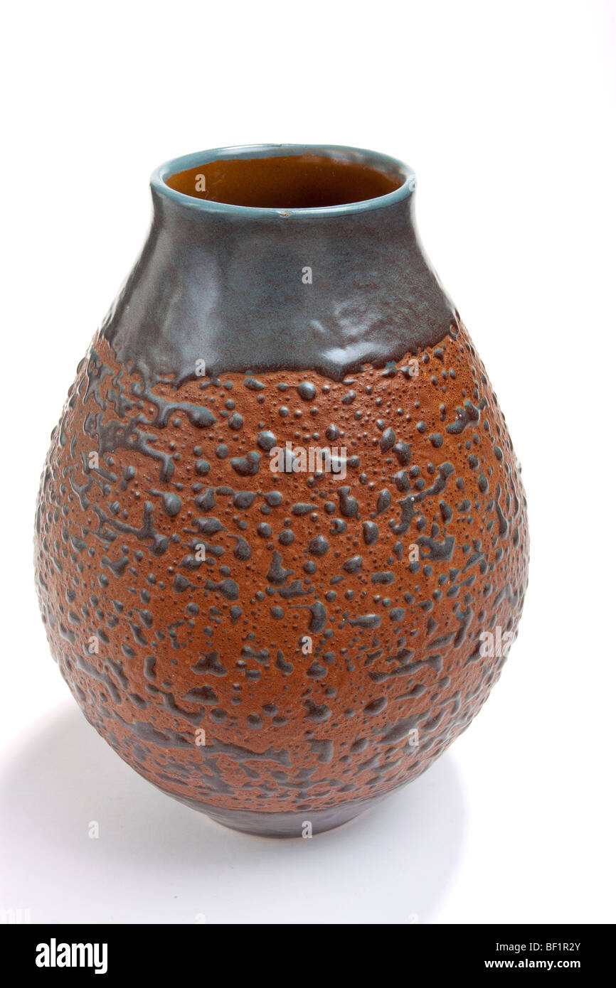 Vintage marrone e grigio retrò degli anni settanta piccolo vaso isolata contro il bianco. Foto Stock