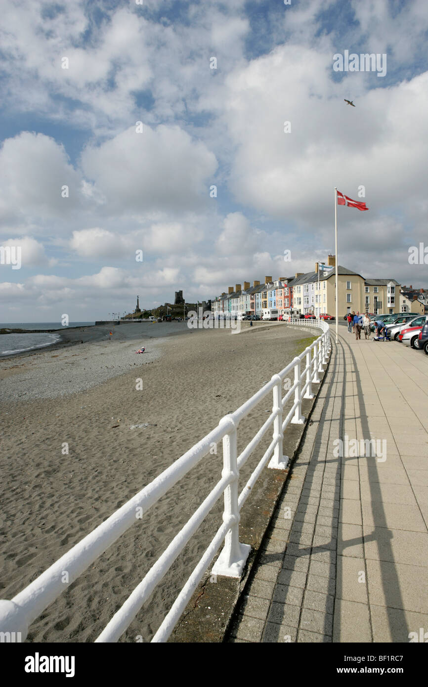 Città di Aberystwyth, Galles. Aberystwyth lungomare, la spiaggia e il lungomare, su di una tranquilla e ventoso e nuvoloso giorno. Foto Stock