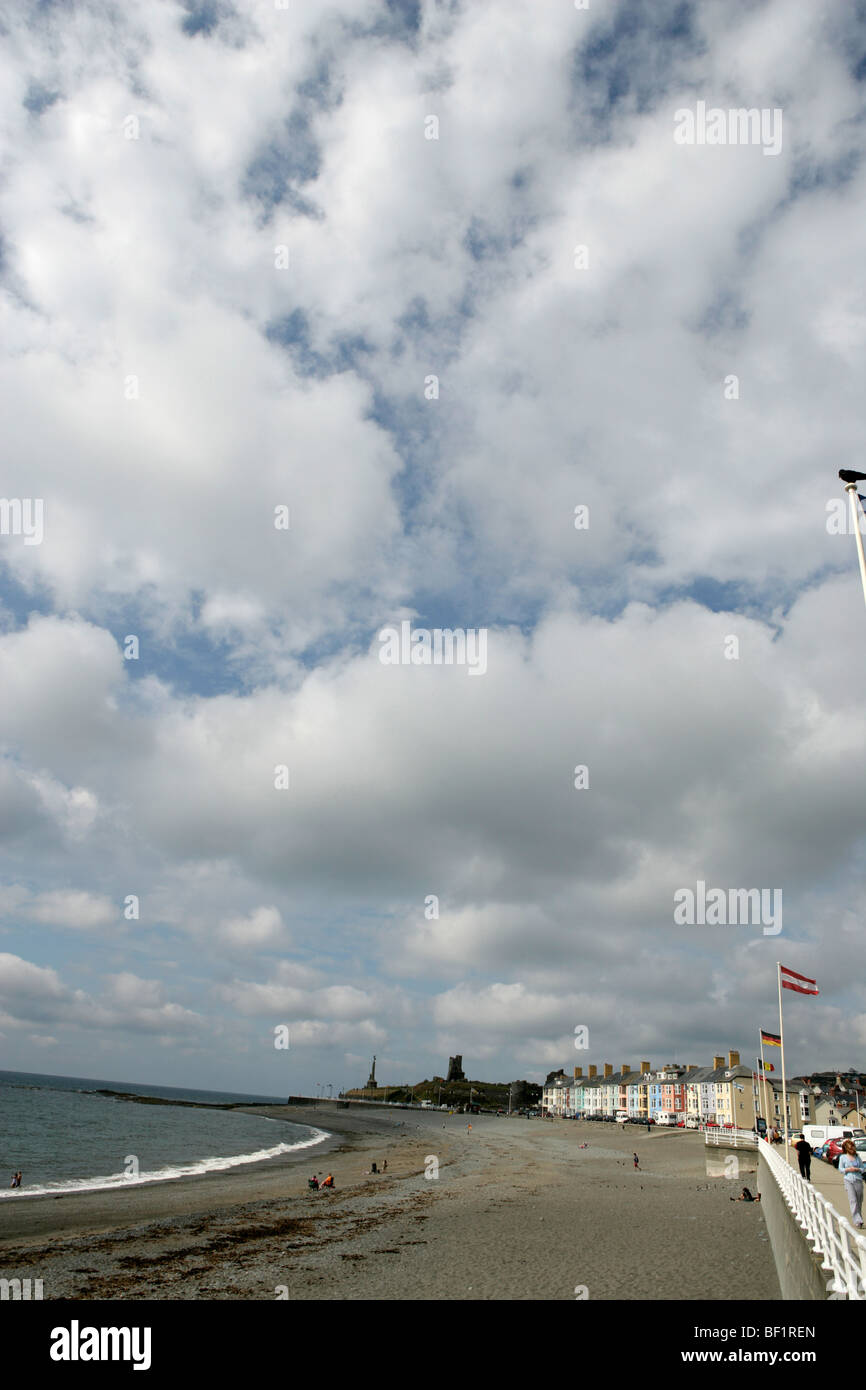 Città di Aberystwyth, Galles. Aberystwyth lungomare, la spiaggia e il lungomare, su di una tranquilla e giorno nuvoloso. Foto Stock