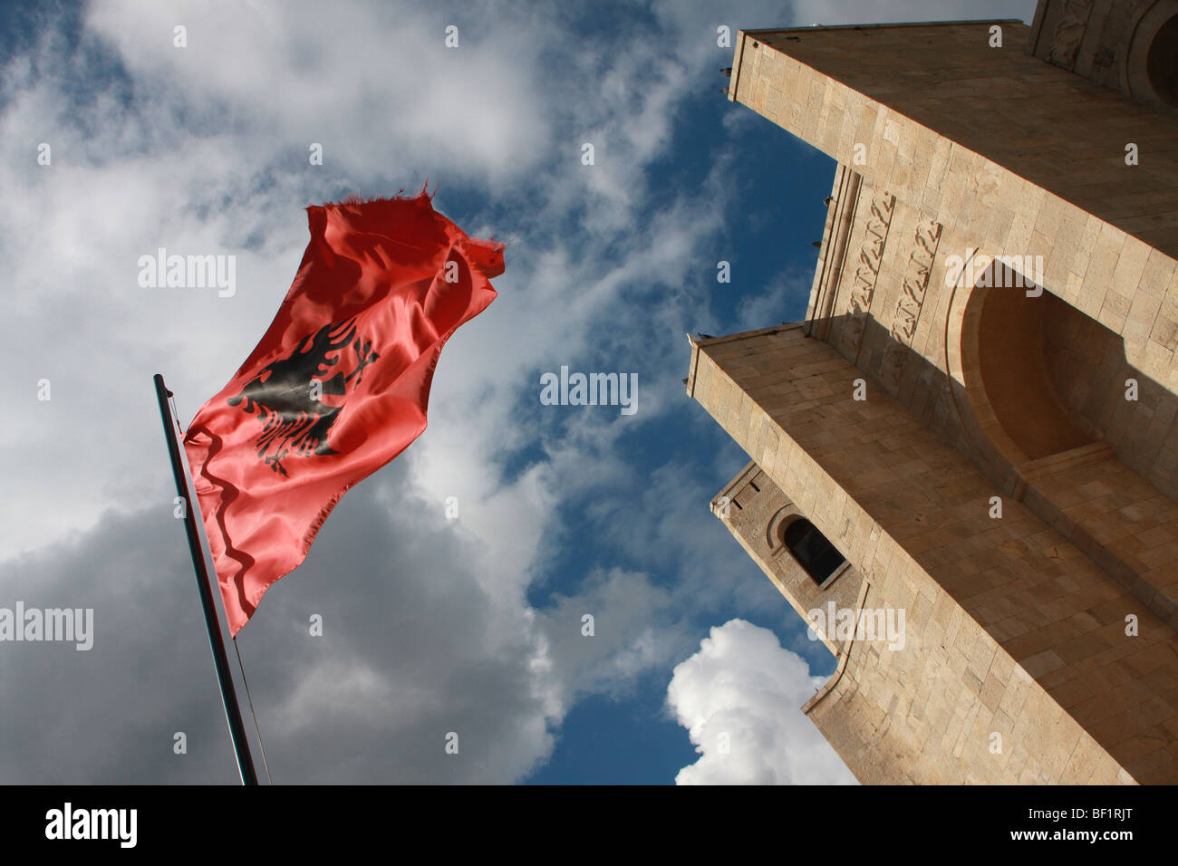 Skanderbeg National Museum & bandiera nazionale presso il vecchio castello, Kruja, Albania Foto Stock