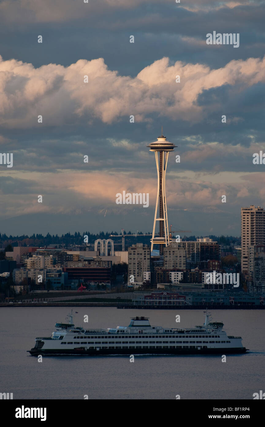 Un drammaticamente illuminati vista del Seattle Space Needle e un traghetto della Baia di Elliott di Bainbridge Island. Stato di Washington Foto Stock