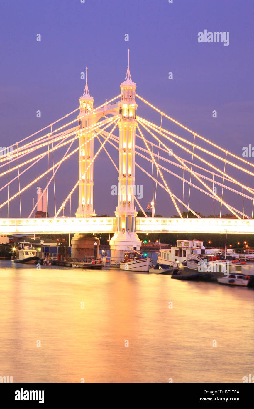 Il fiume Tamigi e Albert Bridge dopo il tramonto Londra Inghilterra Foto Stock