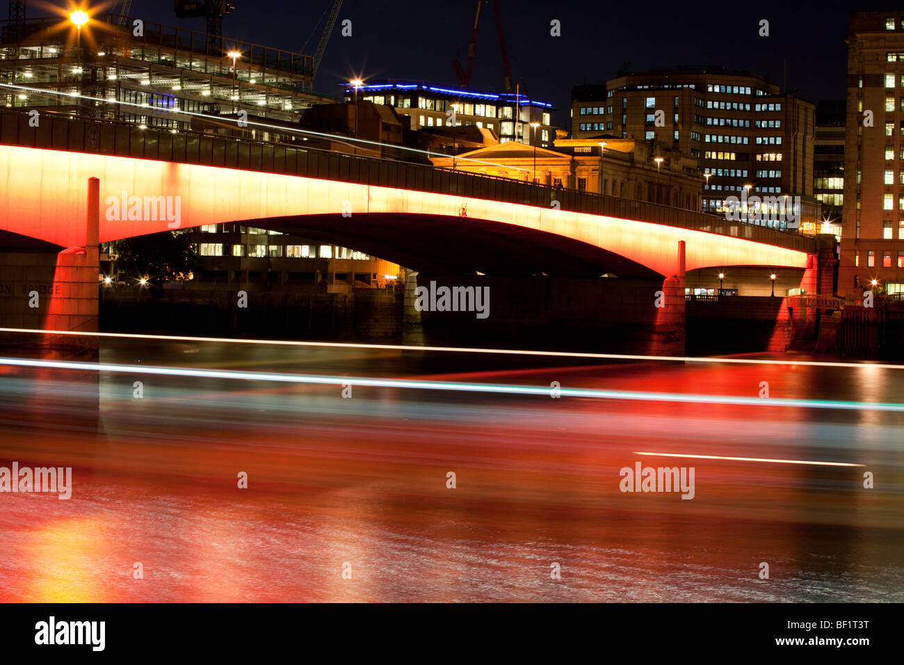 Night Shot di London Bridge e il passaggio di un battello Foto Stock