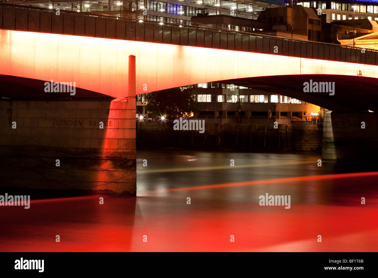 Night Shot di London Bridge e il passaggio di un battello Foto Stock