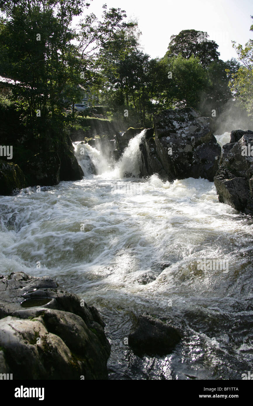 Villaggio di Betws-y-Coed, Galles. Il fiume Llugwy nel flusso completo a Pont-y-coppia Cade vicino a Betwe-y-Coed di Pont-y-coppia Bridge. Foto Stock