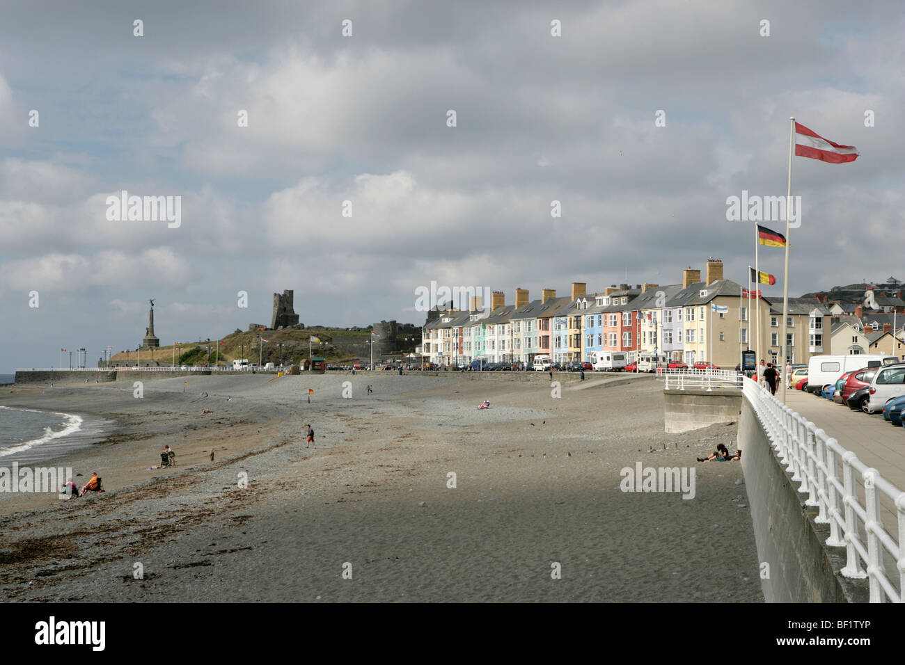 Città di Aberystwyth, Galles. Aberystwyth lungomare, la spiaggia e il lungomare, su di una tranquilla e ventoso e nuvoloso giorno. Foto Stock