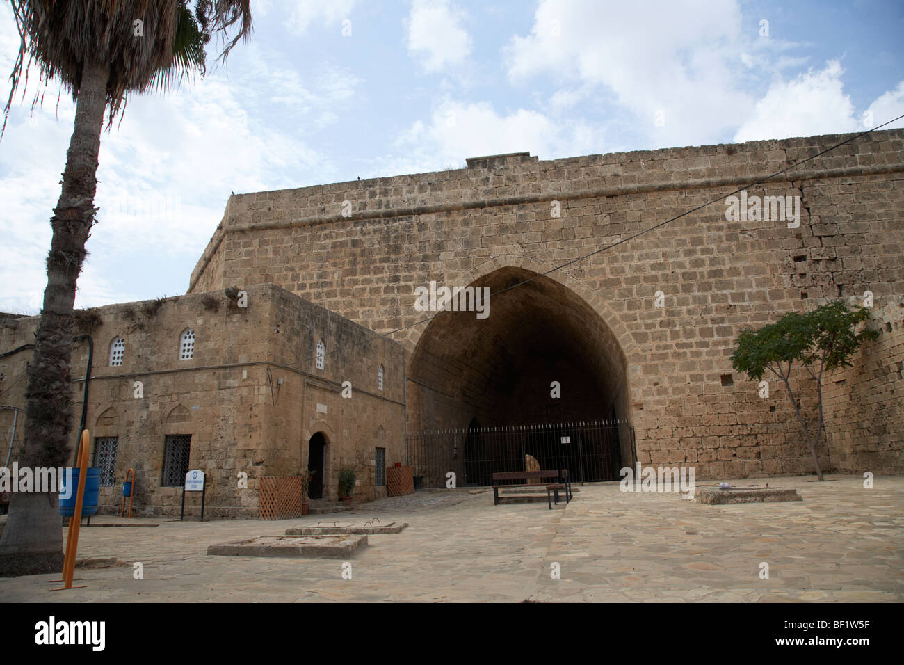 La porta di limisso la terra antica porta nelle mura della città vecchia di Famagosta repubblica turca di Cipro del nord Foto Stock