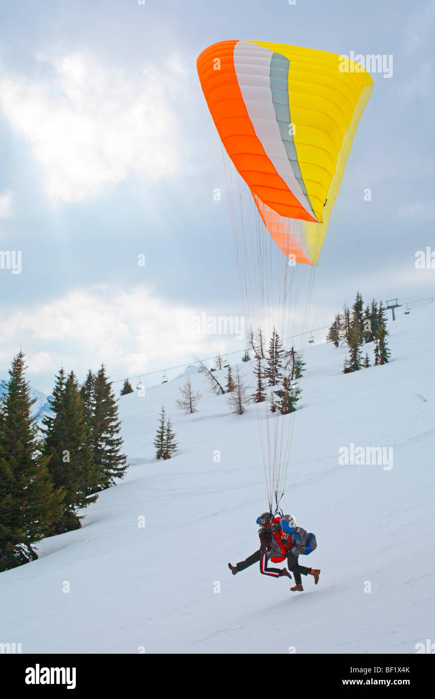 Parapendio decollo a Planai, Stiria, Alpi, Austria Foto Stock