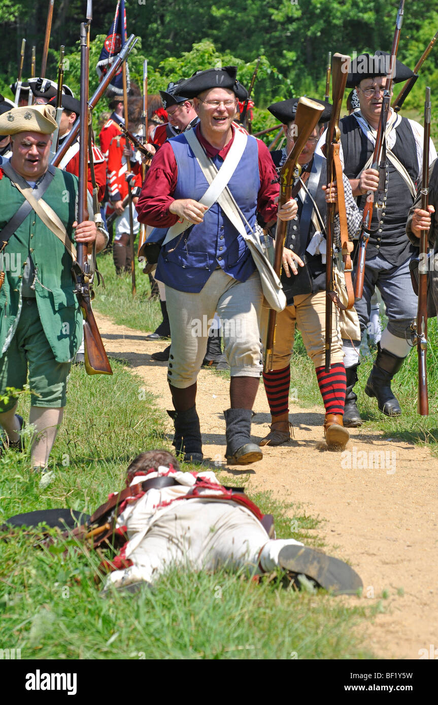 I patrioti in America dopo la battaglia in costume - la guerra rivoluzionaria americana (1770's) era rievocazione Foto Stock