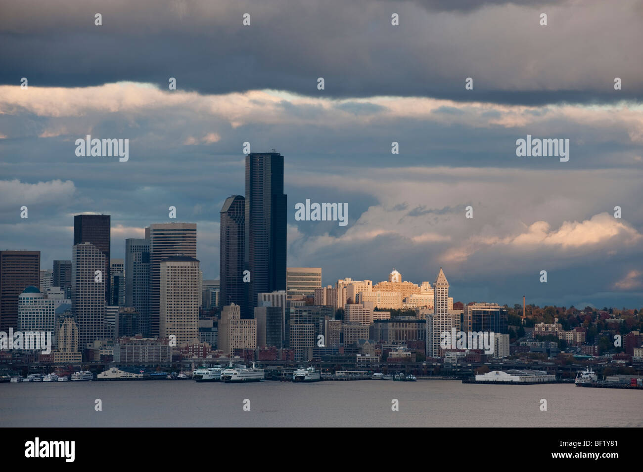 Il Seattle, Washington skyline con traghetti e drammatica attività cloud . L'unica luce è il cloud aperture. Foto Stock