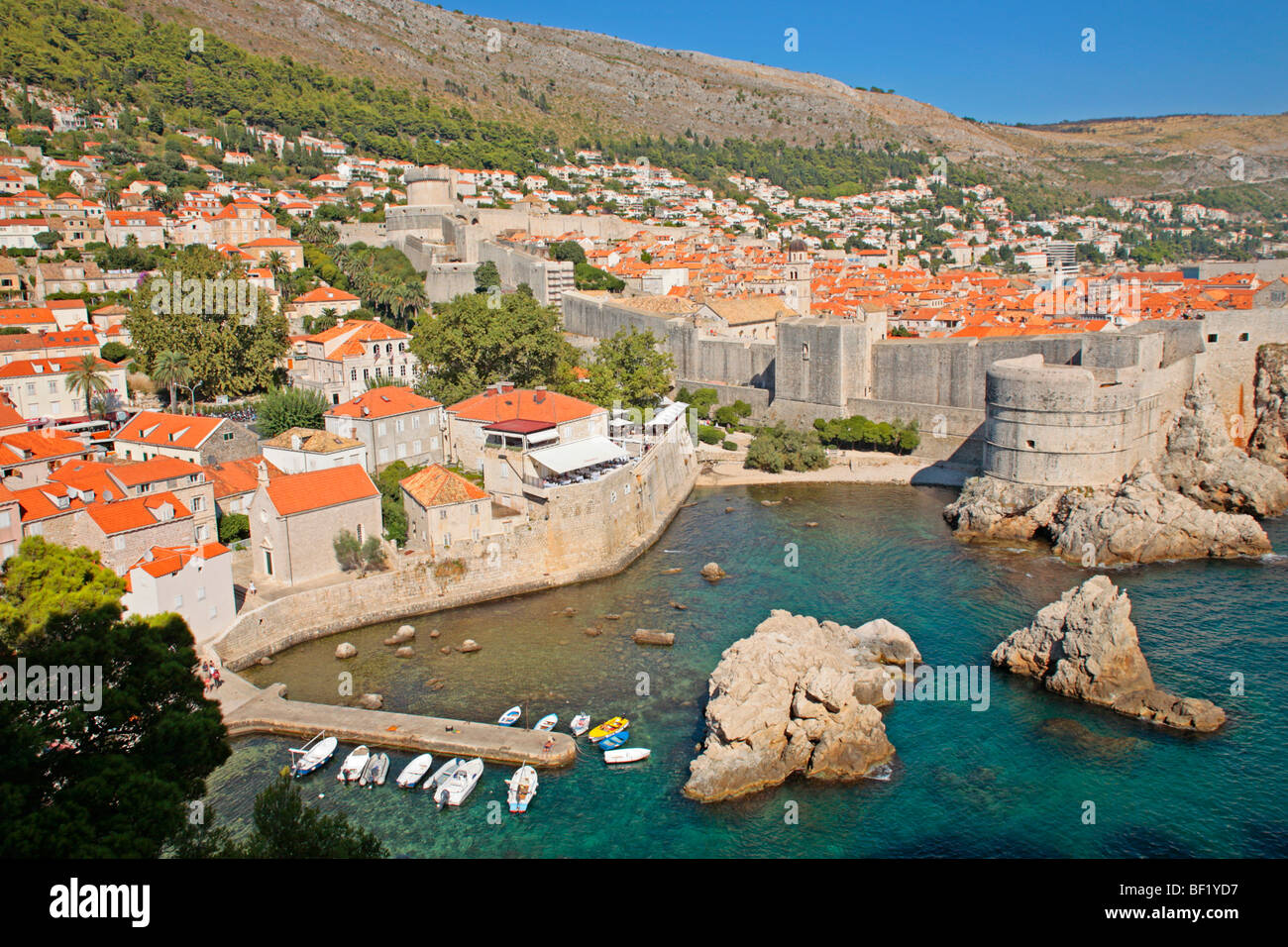 Vista della città vecchia di Dubrovnik e il muro della città da Fort St. Lawrence, sud della Dalmazia, Croazia Foto Stock