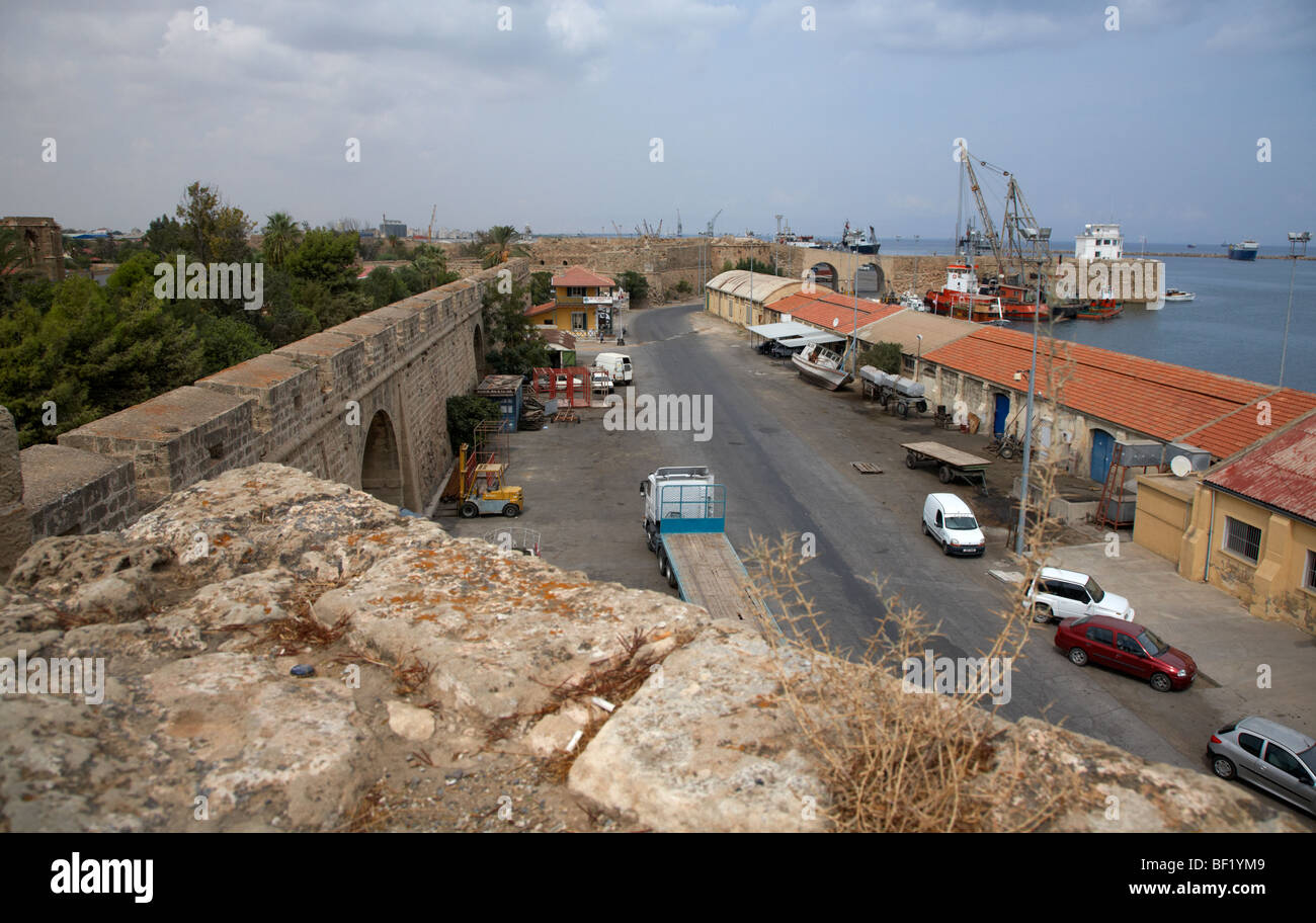 Mura della città vecchia che guarda al porto di Famagosta repubblica turca di Cipro del nord della Repubblica turca di Cipro del nord Foto Stock