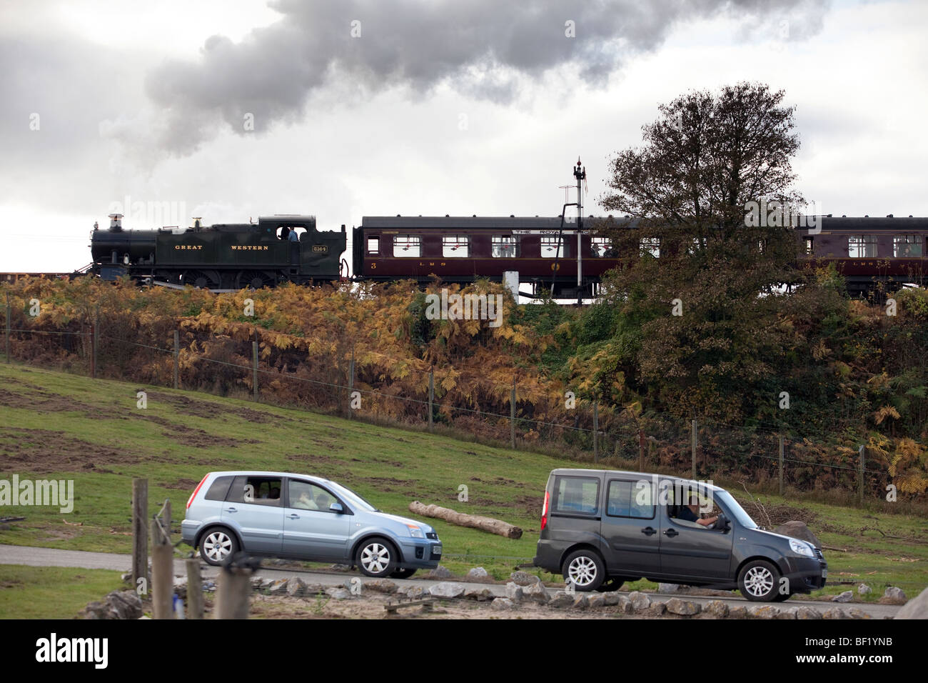 Una grande locomotiva occidentale in Severn Valley Railway vapori passato Traffico stazionario in Baja Sardinia, Worcestershire, Inghilterra. Foto Stock