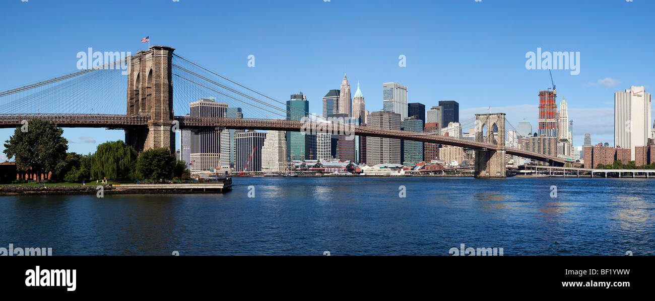Skyline della citta' di New York e il Ponte di Brooklyn Foto Stock