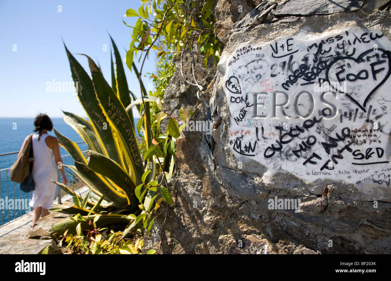 Eros lapide sulla via dell'Amore cammino di amore, Cinque Terre Liguria, Italia Foto Stock