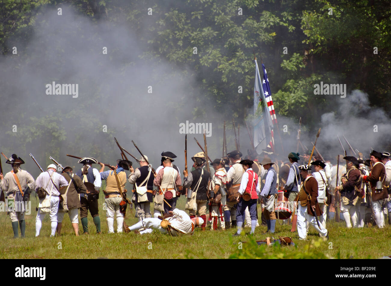Battaglia tra British Redcoats e patrioti americani - costume guerra rivoluzionaria americana (1770's) era rievocazione Foto Stock