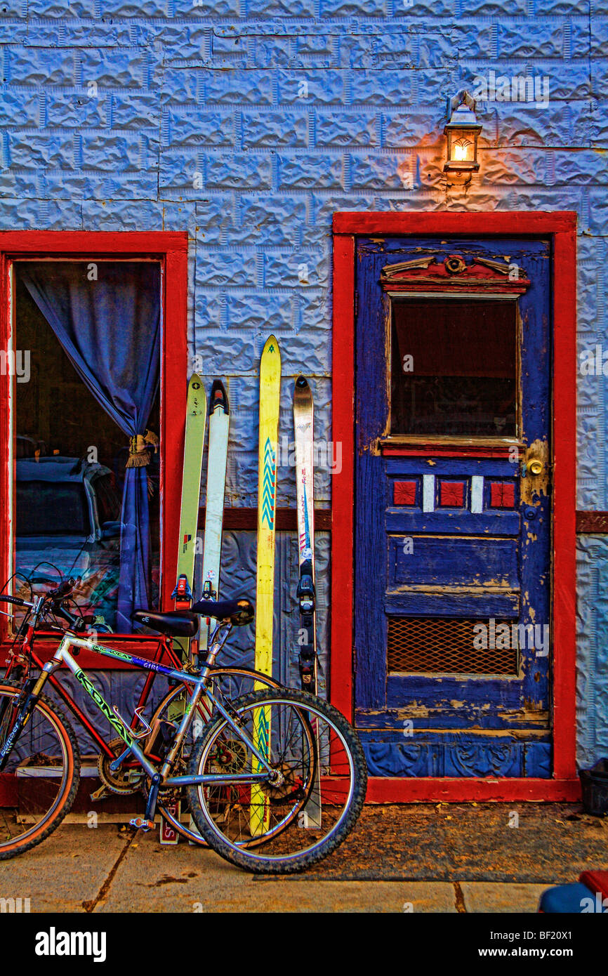 Biciclette, sci, porta (tecnica HDR Foto Stock