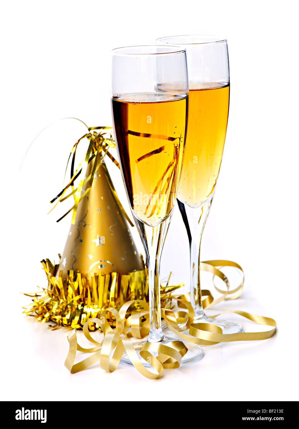 Completa di due flauti champagne con party hat e nastro isolati su sfondo bianco Foto Stock