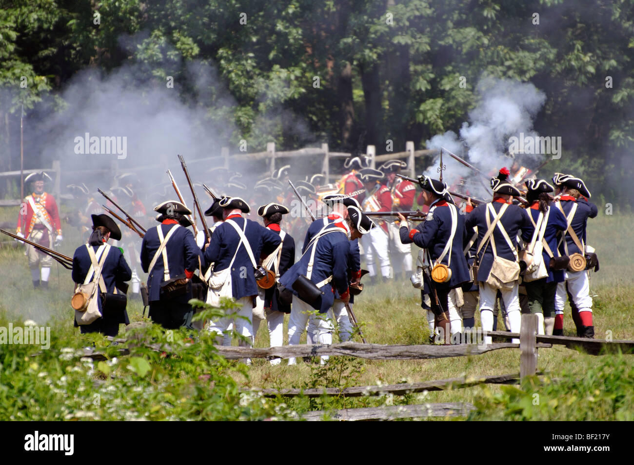 Patrioti americani in battaglia in costume - la guerra rivoluzionaria americana (1770's) era rievocazione Foto Stock