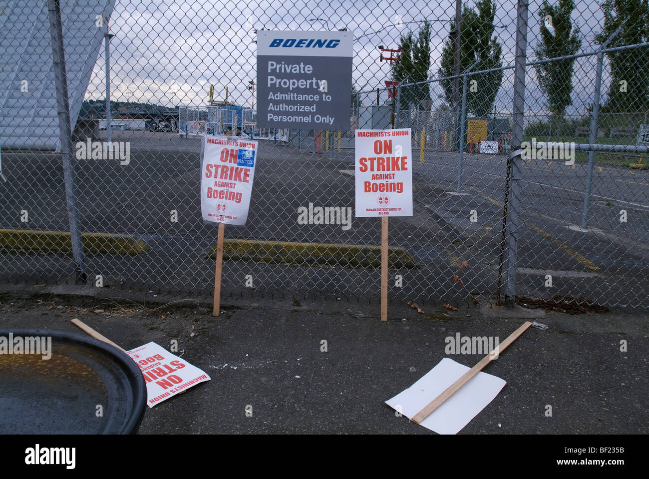 Boeing macchinisti unione "sciopero" picket segni trovati in un post non presidiate. Foto Stock