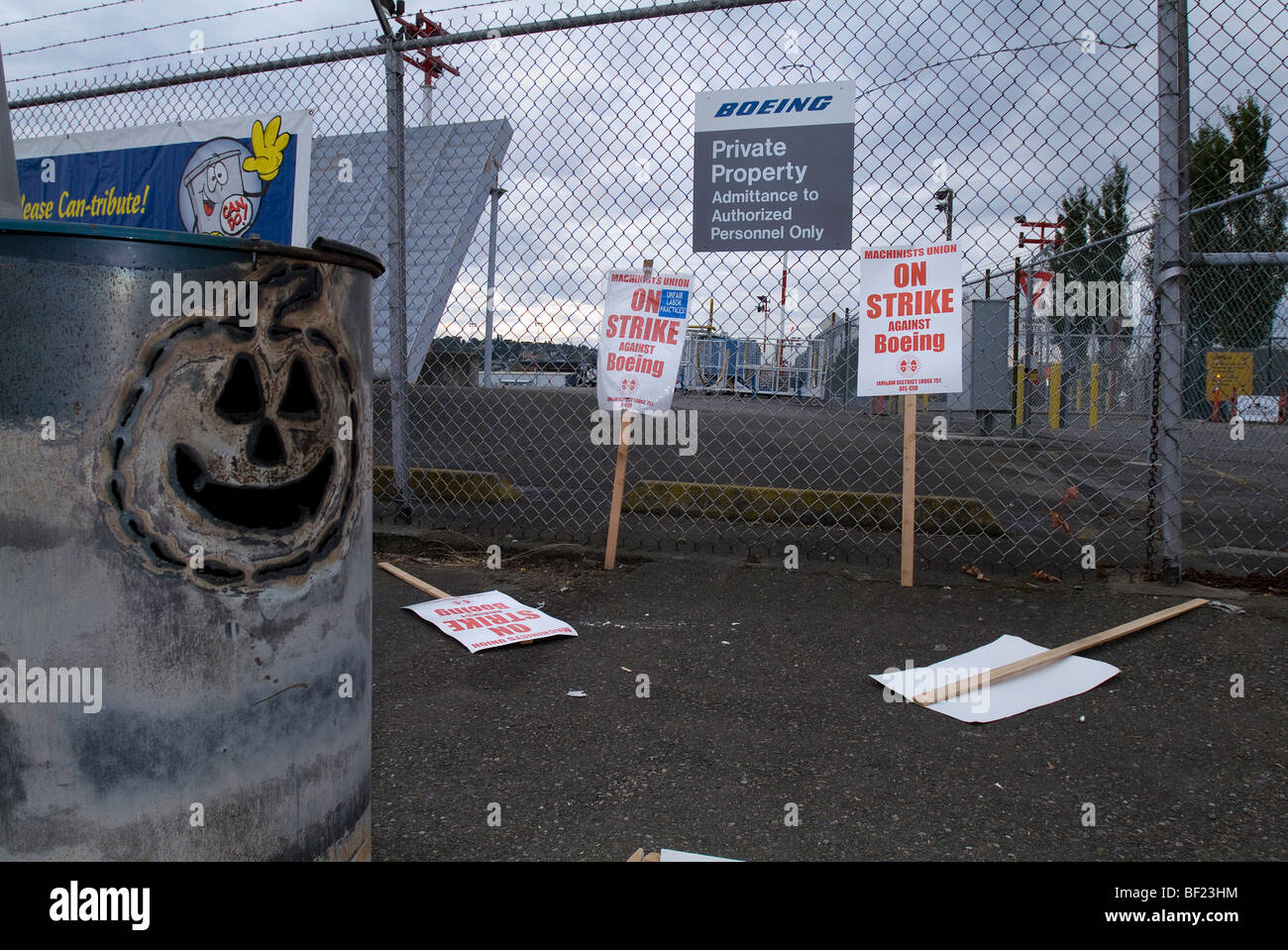 Boeing macchinisti unione "sciopero" picket segni trovati in un post non presidiate. Un jack-o-lantern decora un olio può essere usato per il calore Foto Stock