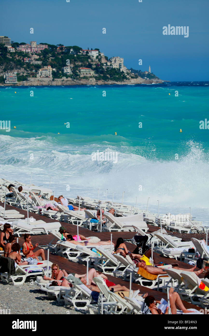 Spiaggia privata e il mare pericoloso in Nizza Foto Stock