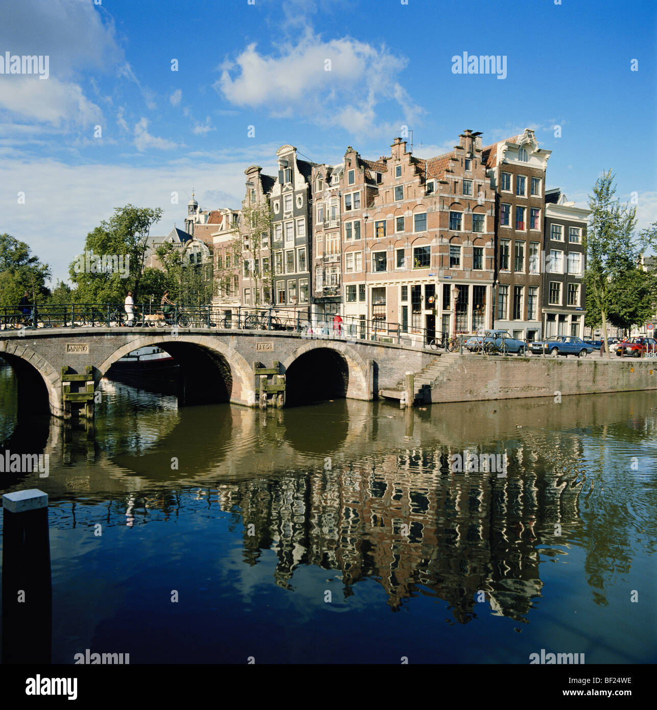 Olandese Case a timpano riflette in canal, Amsterdam, Olanda, Paesi Bassi Foto Stock