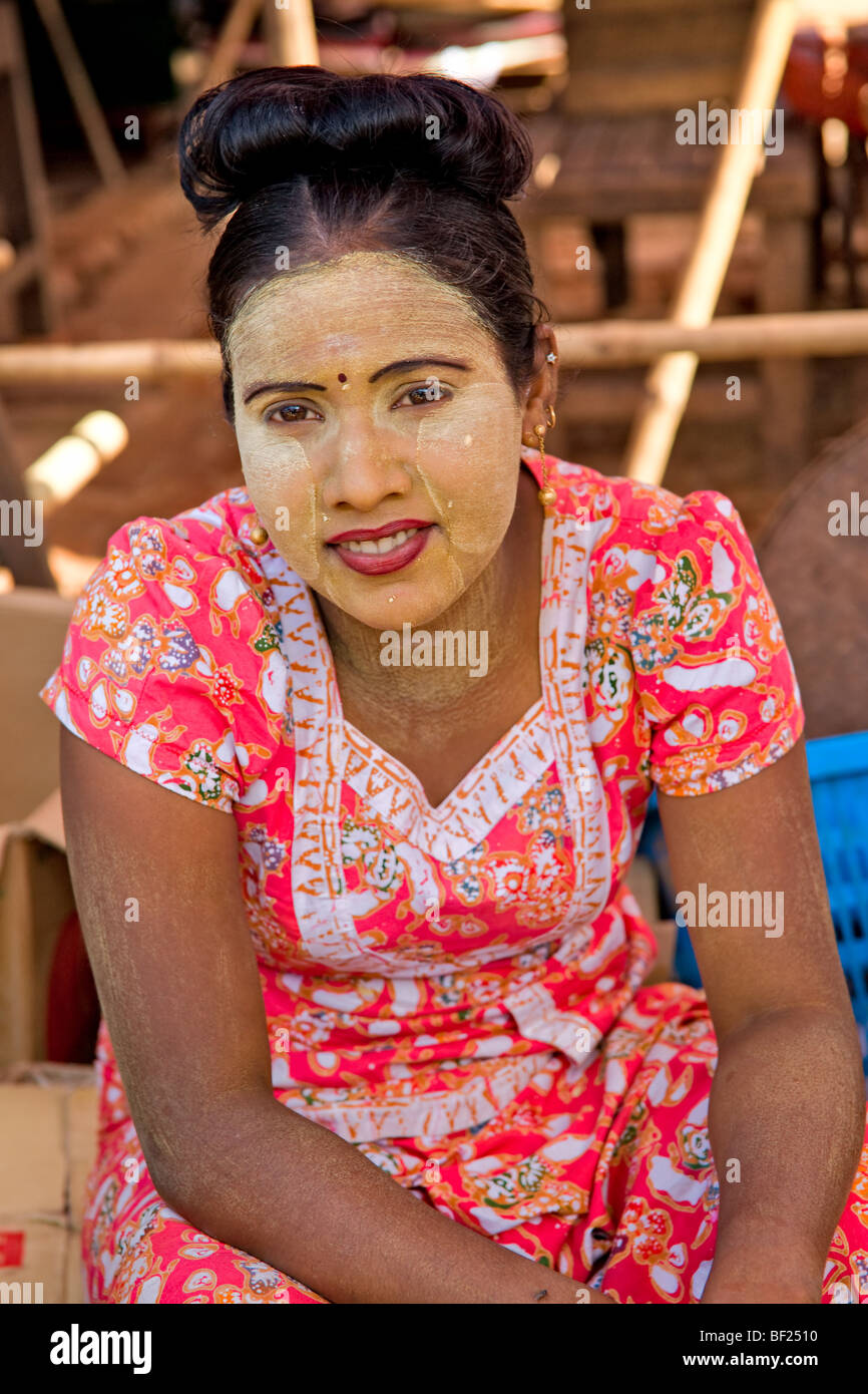 Ritratto di una giovane donna birmana. Foto Stock