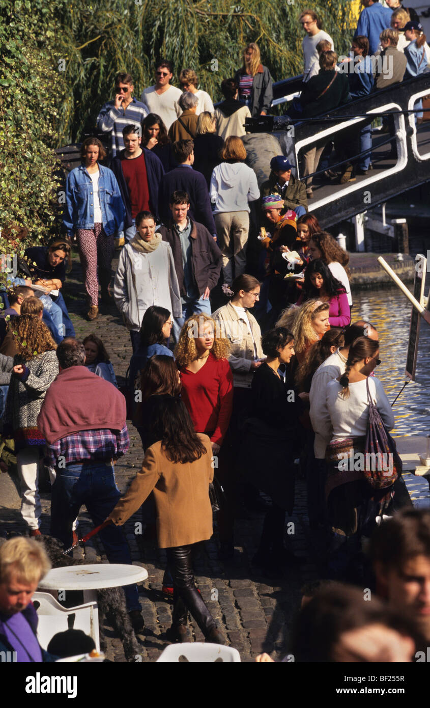 La gente a passeggiare in una giornata di sole a Camden Lock, mercato di Londra. Inghilterra Foto Stock