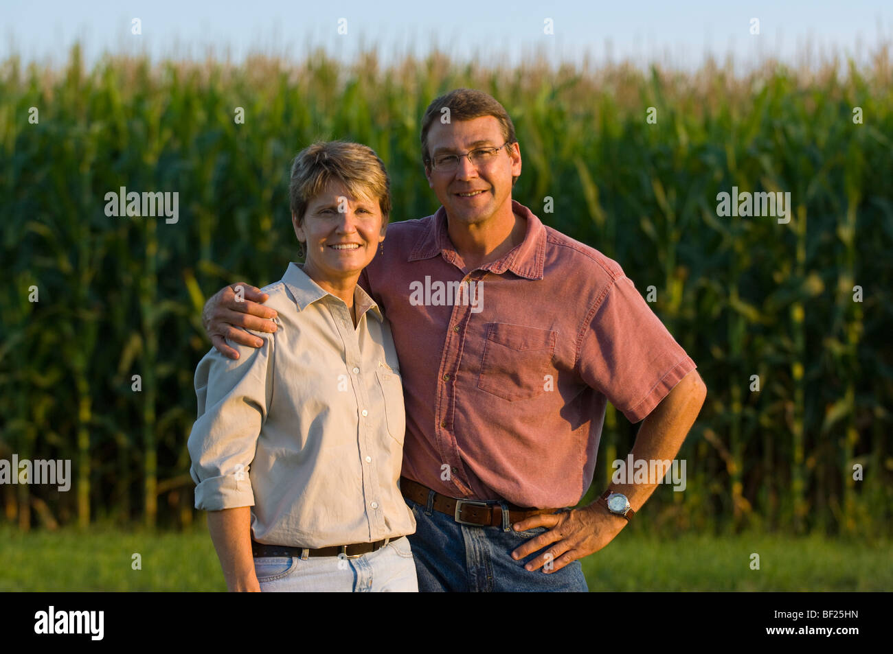 Agricoltura - il marito e la moglie gli agricoltori rappresentano insieme  con loro la maturazione del grano raccolto di mais in background /  Minnesota, Stati Uniti d'America Foto stock - Alamy