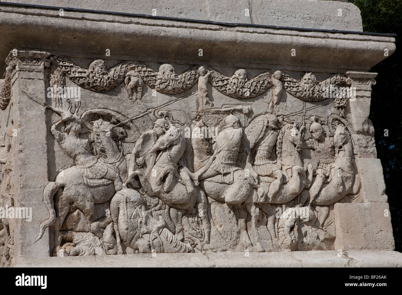 Francia,Glanum, Mausoleo, Esterno: rilievo sul monumento funerario Julii Foto Stock