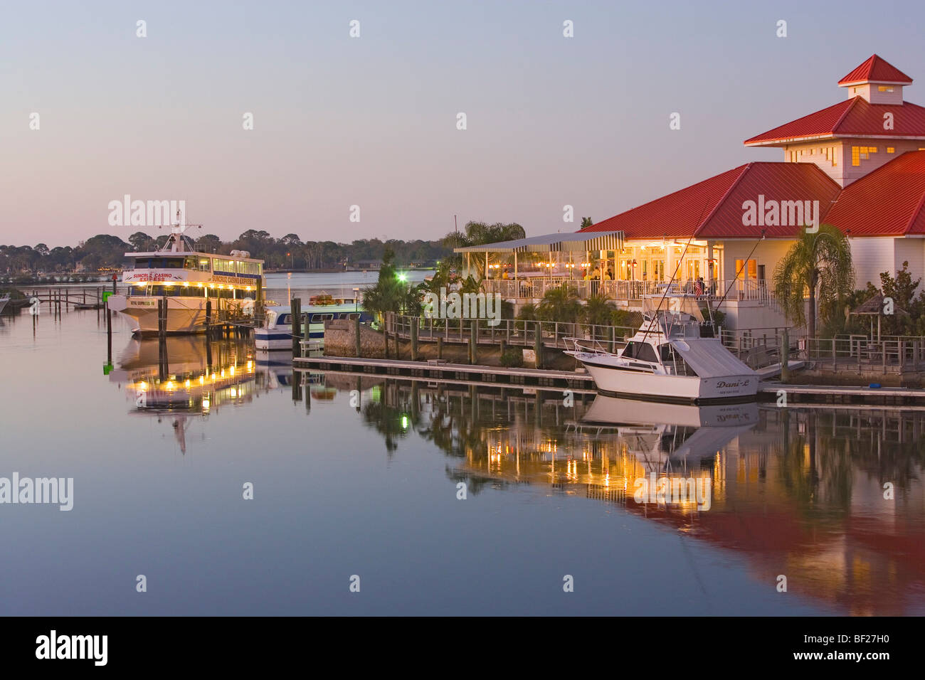 Le catture Waterfront Grille Restaurant sul lungomare nella luce del sole di sera, Tampa Bay, Porto Ritchey, Florida, Stati Uniti Foto Stock