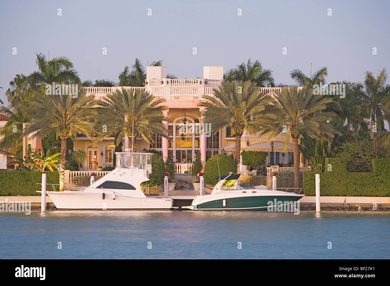 Barche a motore di fronte alla villa a Palm Island, Miami, Florida, Stati Uniti d'America Foto Stock