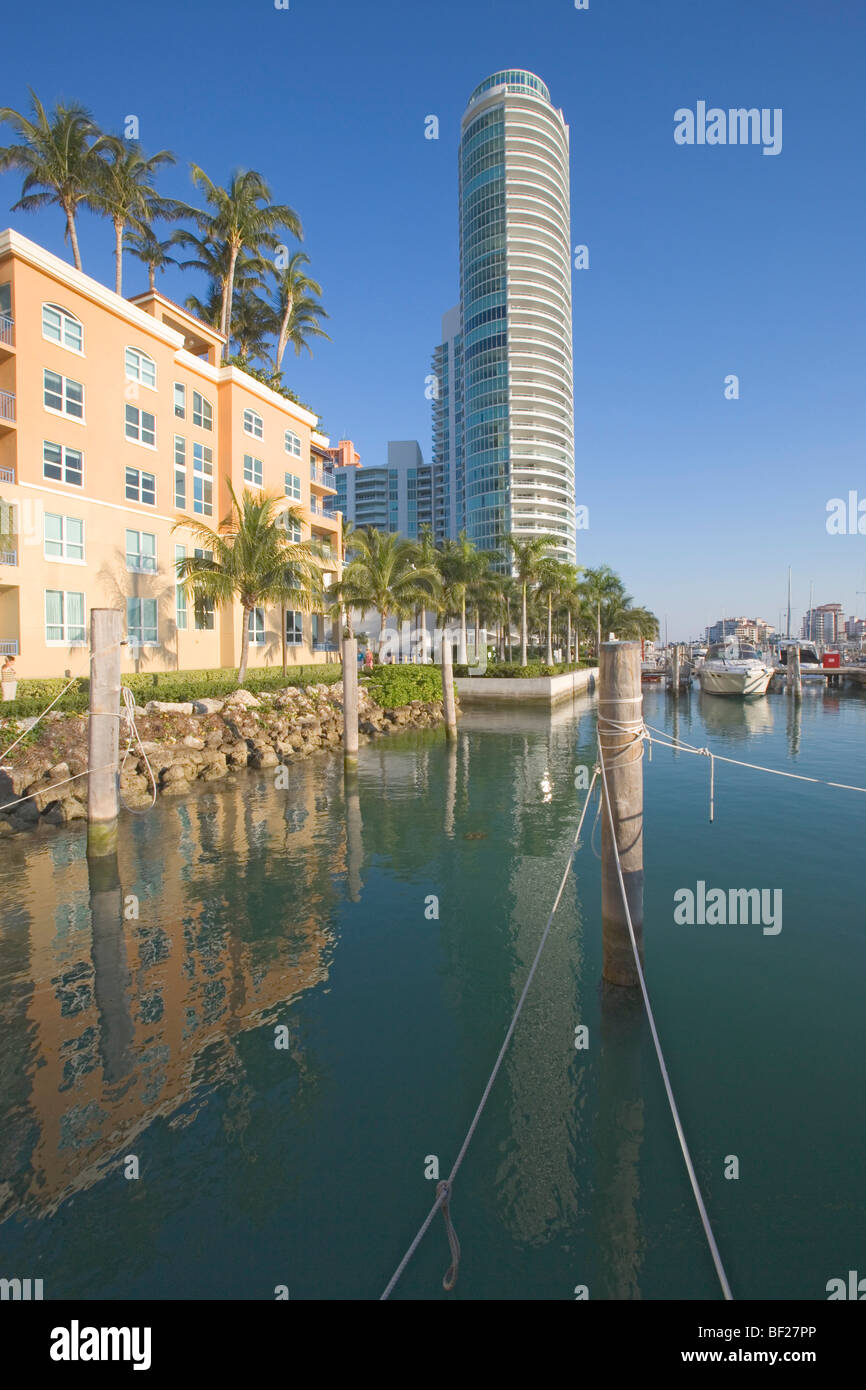 Vista a Miami Beach Marina e di un edificio condominiale sotto il cielo blu, Miami, Florida, Stati Uniti d'America Foto Stock
