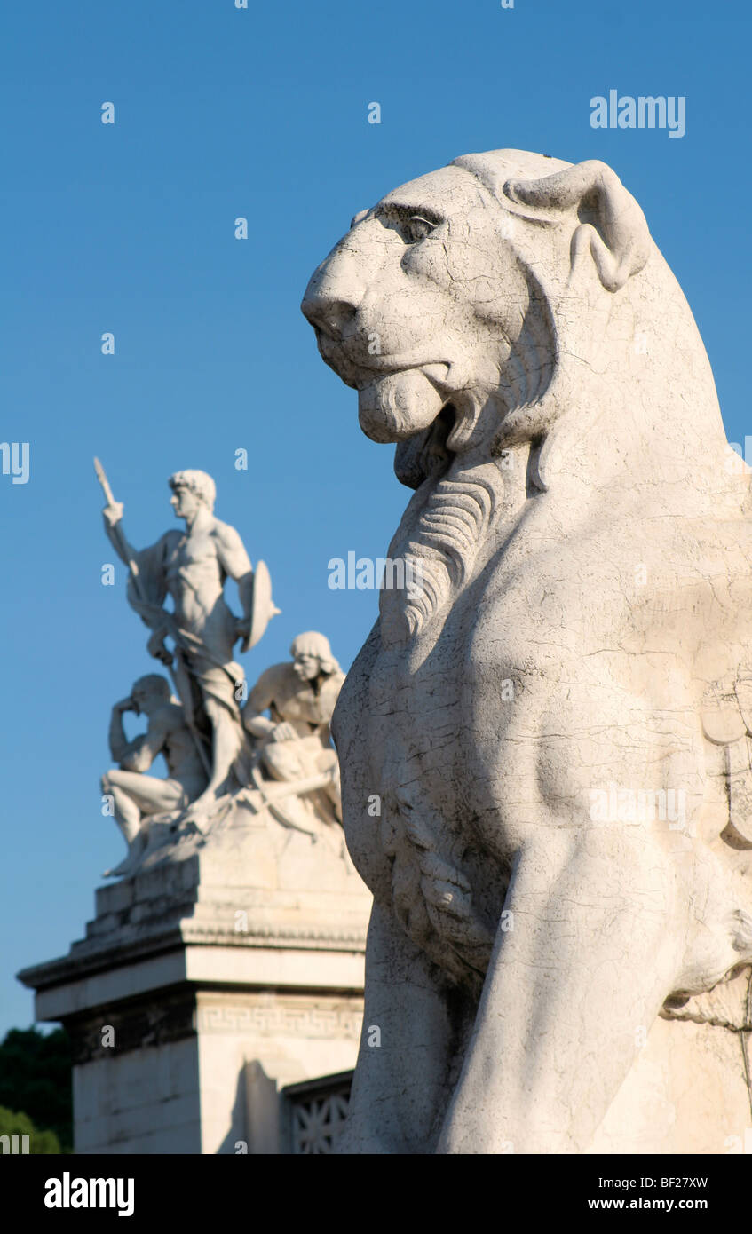 Roma - Statua di Vittorio Emanuele landmark - Lion Foto Stock